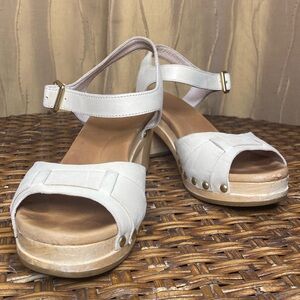 UGG Janie Clog Sandals in White. Size: 8.